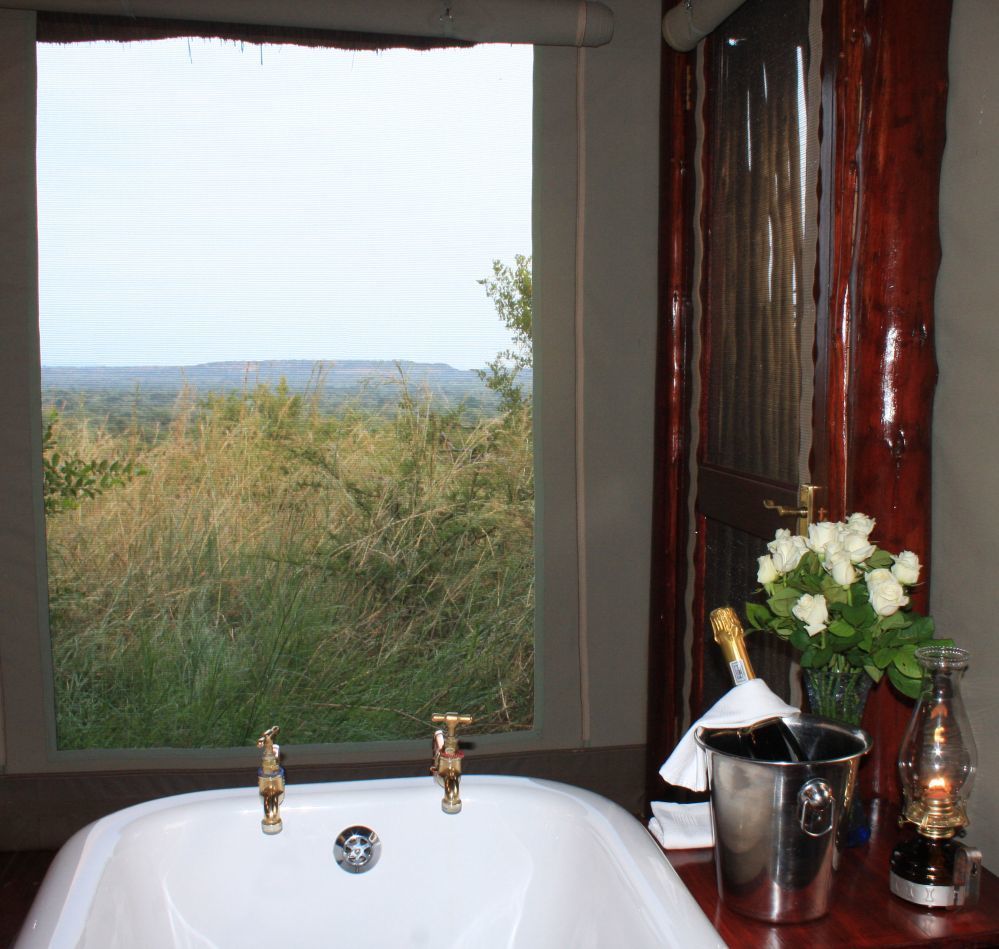 Zwahili Private Game Lodge & Spa - Tent bath view